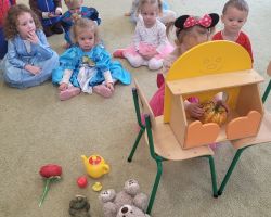 zdjęcia dzieci podczas obchodów dnia postaci z bajek