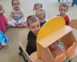 zdjęcia dzieci podczas obchodów dnia postaci z bajek