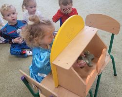 zdjęcia dzieci podczas obchodów dnia postaci z bajek