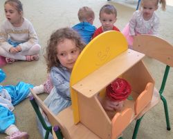 zdjęcia dzieci podczas obchodów dnia postaci z bajek