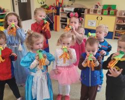 zdjęcia dzieci podczas obchodów dnia postaci z bajek