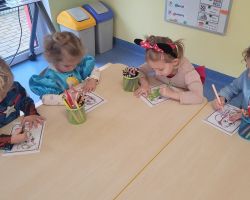 zdjęcia dzieci podczas obchodów dnia postaci z bajek