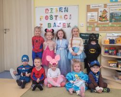 zdjęcia dzieci podczas obchodów dnia postaci z bajek