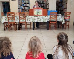 zdjęcia dzieci podczas zajęć bibliotecznych