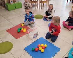 zdjęcia dzieci podczas zajęć bibliotecznych