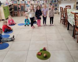 zdjęcia dzieci podczas zajęć bibliotecznych