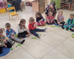 zdjęcia dzieci podczas zajęć bibliotecznych