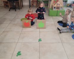 zdjęcia dzieci podczas zajęć bibliotecznych