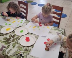 zdjęcia dzieci podczas zajęć bibliotecznych