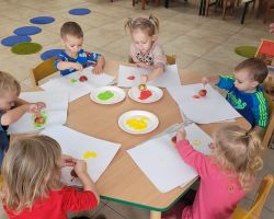 zdjęcia dzieci podczas zajęć bibliotecznych