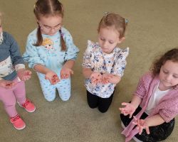 zdjęcia dzieci podczas obchodów światowego dnia mycia rąk