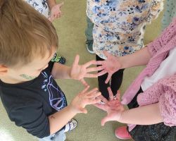 zdjęcia dzieci podczas obchodów światowego dnia mycia rąk