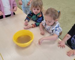 zdjęcia dzieci podczas obchodów światowego dnia mycia rąk