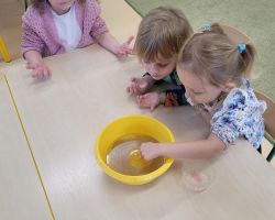 zdjęcia dzieci podczas obchodów światowego dnia mycia rąk