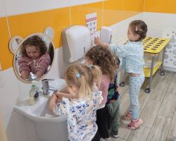 zdjęcia dzieci podczas obchodów światowego dnia mycia rąk