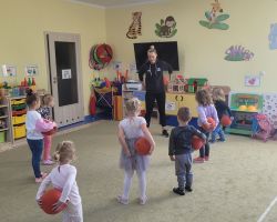 zdjęcia dzieci podczas udziału w zajęciach dodatkowych