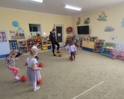 zdjęcia dzieci podczas udziału w zajęciach dodatkowych