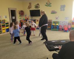 zdjęcia dzieci podczas udziału w zajęciach dodatkowych