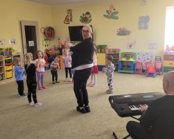 zdjęcia dzieci podczas udziału w zajęciach dodatkowych