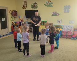 zdjęcia dzieci podczas udziału w zajęciach dodatkowych