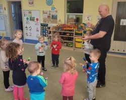 zdjęcia dzieci podczas udziału w zajęciach dodatkowych