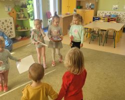 zdjęcia dzieci podczas obchodów dnia chłopaka