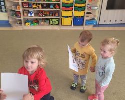 zdjęcia dzieci podczas obchodów dnia chłopaka