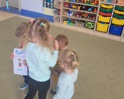 zdjęcia dzieci podczas obchodów dnia chłopaka