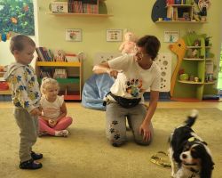 zdjęcia dzieci podczas dogoterapii