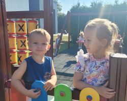 zdjęcia dzieci podczas różnych aktywności