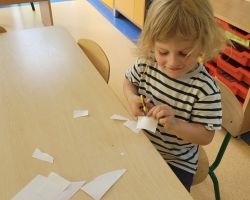 zdjęcia dzieci podczas różnych aktywności