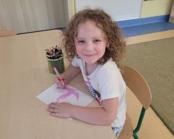 zdjęcia dzieci podczas różnych aktywności