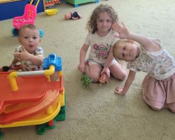 zdjęcia dzieci podczas różnych aktywności