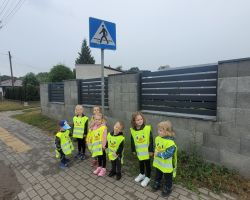 zdjęcia dzieci podczas różnych aktywności