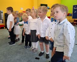 dzieci i nauczyciele podczas uroczystości zakończenia roku szkolnego