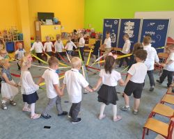 dzieci i nauczyciele podczas uroczystości zakończenia roku szkolnego