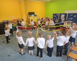 dzieci i nauczyciele podczas uroczystości zakończenia roku szkolnego