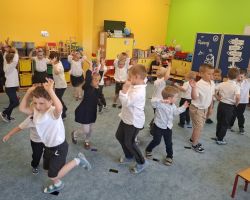 dzieci i nauczyciele podczas uroczystości zakończenia roku szkolnego