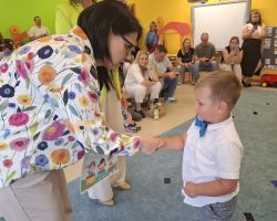 dzieci i nauczyciele podczas uroczystości zakończenia roku szkolnego