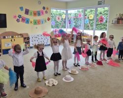 dzieci i nauczyciele podczas uroczystości zakończenia roku szkolnego