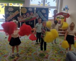 dzieci i nauczyciele podczas uroczystości zakończenia roku szkolnego