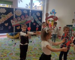 dzieci i nauczyciele podczas uroczystości zakończenia roku szkolnego