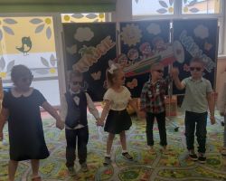 dzieci i nauczyciele podczas uroczystości zakończenia roku szkolnego