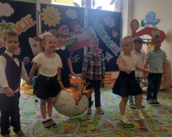 dzieci i nauczyciele podczas uroczystości zakończenia roku szkolnego