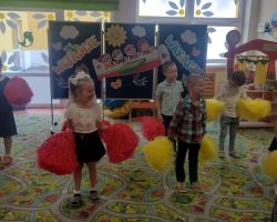 dzieci i nauczyciele podczas uroczystości zakończenia roku szkolnego