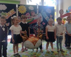 dzieci i nauczyciele podczas uroczystości zakończenia roku szkolnego