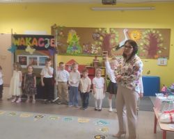 dzieci i nauczyciele podczas uroczystości zakończenia roku szkolnego