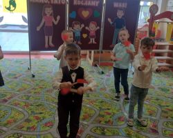 dzieci i rodzice podczas obchodów Dnia Rodziny