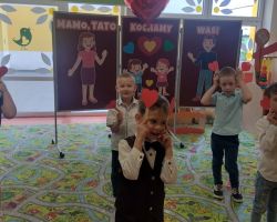 dzieci i rodzice podczas obchodów Dnia Rodziny