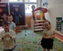 dzieci i rodzice podczas obchodów Dnia Rodziny